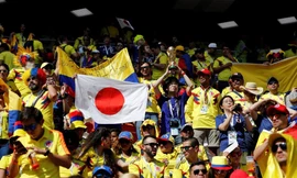 CĐV Colombia lén mang rượu, biến khán đài thành bàn nhậu