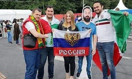 Cổ động viên Mexico mang tấm hình to như người thật tới World Cup