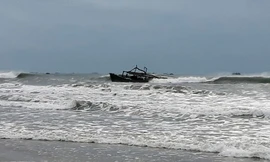 Sà lan 500 tấn chìm trên biển Phú Quốc	