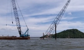 Kiên Giang: Điều tra, truy tìm phương tiện làm trụ điện cao thế vượt biển đổ nghiêng