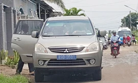 Xe biển xanh dự đám cưới con trai bà Đào.