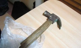 Khuyên bớt nhậu, em vợ bị anh rể dùng búa đánh nhập viện