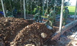 Khởi công xây dựng nhà tình thương cho gia đình 'con nuôi' Đồn Biên phòng