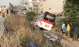 Tiền Giang: Xe khách 50 chỗ lao xuống kênh, nhiều hành khách hú vía