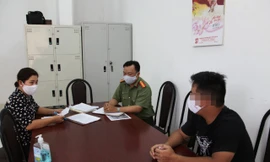 Cơ quan chức năng làm việc với N.L.T. 