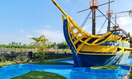 Lạ mắt mô hình thuyền buồm tiền tỷ giữa làng hoa Sa Đéc