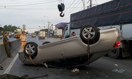 Xế hộp 'phơi bụng' trên quốc lộ 1A sau cú va chạm kinh hoàng