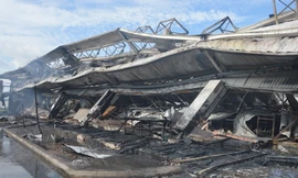 10.000m2 nhà xưởng Cty May Nhà Bè tan hoang sau vụ cháy