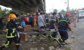 Hai ô tô rơi khỏi cầu Hàm Luông sau va chạm, nhiều người thương vong