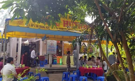 Hàng xóm đến chia buồn cùng gia đình. 