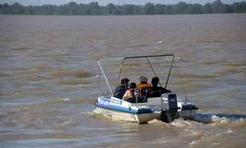 Tìm được thi thể hai cháu bé mất tích vụ lật sà lan trên sông Hậu