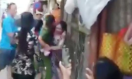 Nữ trưởng công an phường xô xát với dân, bị tố ngăn cản tiểu thương buôn bán