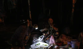 Nửa đêm đi 'chợ ma' giữa vùng nước nổi