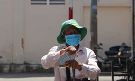 Nhiều tỉnh chi tiền tỷ hỗ trợ hàng ngàn người bán vé số 