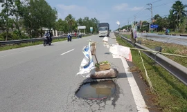 Triều cường 'uy hiếp', quốc lộ 1A xuất hiện nhiều hố sâu