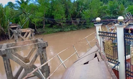 Kinh hãi sà lan 500 tấn đâm sập cầu ở Bến Tre