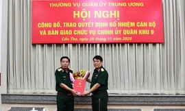 Trao quyết định bổ nhiệm cán bộ, bàn giao chức vụ Chính uỷ Quân khu 9