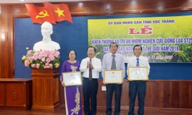  Khen thưởng và tri ân nhóm nghiên cứu gạo ST25 ngon nhất thế giới