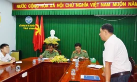 T. (bìa trái) làm việc với cơ quan chức năng