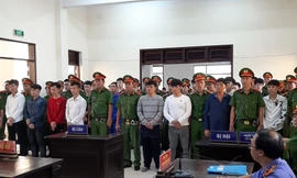 Các bị cáo nghe toà tuyên án.