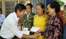 Tặng quà tri ân cho các gia đình chính sách tại ĐBSCL