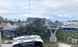 Sập cầu, xe tải chở 15 tấn lúa treo lơ lửng trên sông 