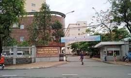 Nữ sinh trường y tố bị bảo vệ bệnh viện đánh khi đi thang máy