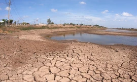 Cảnh khô cạn, nứt nẻ tại hồ nước trữ ngọt lớn nhất miền Tây 
