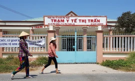 Lơ là chống dịch Covid- 19, trưởng trạm y tế bị đình chỉ công tác