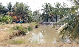 Đào đất phát hiện 2 quả bom, 1 quả phát nổ, quả còn lại đang bốc khói