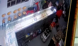 Nam thanh niên che mặt vào tiệm vàng đánh thương tích chủ tiệm
