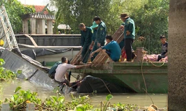 Cần cẩu cứu hộ gãy đôi khi trục vớt xe tải trong vụ sập cầu ở Đồng Tháp