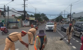 Cảnh sát giao thông cùng người dân nhặt đá trên đường tuần tra