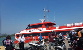 Nhân viên tàu cao tốc Phú Quốc Express 05 cứu sống người đàn ông Việt kiều Mỹ. Ảnh NH. 