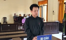 Lĩnh 5 năm tù vì mua tiền giả trên mạng để tặng bạn bè