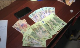 Đưa con đi học, phụ huynh mở cốp xe 'chôm' tài sản của cô giáo