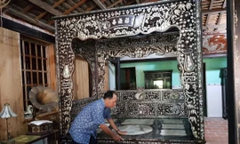 Độc đáo chiếc giường cổ có giá bạc tỷ ở Đồng Tháp