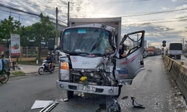 Tông đuôi xe tải dừng chờ đèn đỏ, tài xế kẹt cứng trong cabin