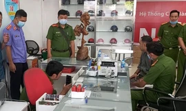 Trộm đu dây vào cửa hàng xe máy rồi rinh két sắt, dắt xe ga