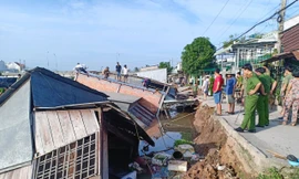 Đồng Tháp: Sạt lở kinh hoàng từ sáng sớm, 5 căn nhà bị cuốn trôi 