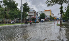 Kiên Giang mưa lớn, nhiều tuyến đường biến thành 'sông'