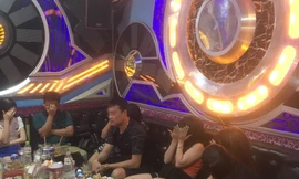 Hàng chục công an đột kích quán karaoke, phát hiện hơn 100 nam nữ say sưa 'thác loạn'