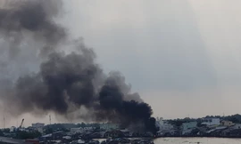 Cơ sở kinh doanh dầu chai cháy dữ dội sau tiếng nổ lớn