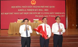 Ông Đoàn Văn Tiến (ở giữa) được bầu giữ chức Phó Chủ tịch UBND TP. Phú Quốc.