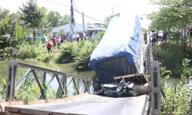 Xe tải chở 20 tấn làm cầu sắt ở Bến Tre sập xuống kênh