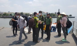 Đi ra đảo bằng phương tiện tự chế, 3 du khách Nga trôi dạt trên biển