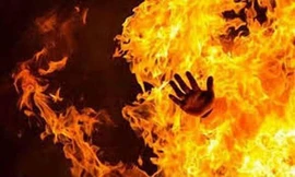  Xảy ra cự cãi, vợ lấy xăng đốt chồng trong đêm