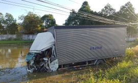 Lao xe xuống ruộng, tài xế được người dân phá cửa cứu thoát