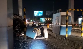  Xe đông lạnh tông sập cabin trạm thu phí rồi lật ngang 