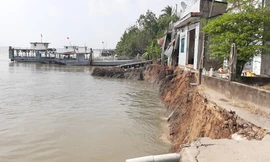 Phà quay đầu, 6 căn nhà rớt xuống sông Hậu trưa mùng 3 Tết